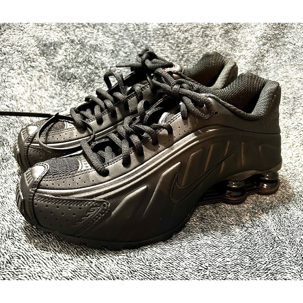 Nike Shox R4 Black on Black AR3565-004-Red Orange on the Logo Women's Size 7.5